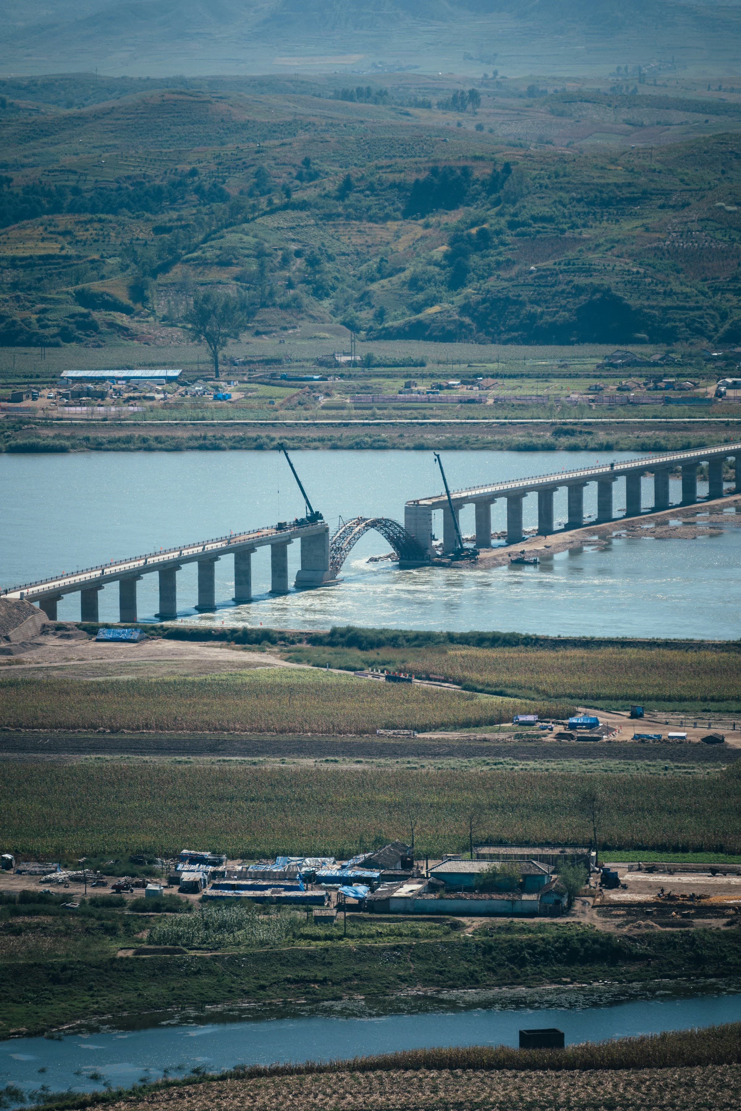 Puente en construcción sobre un río de gran caudal