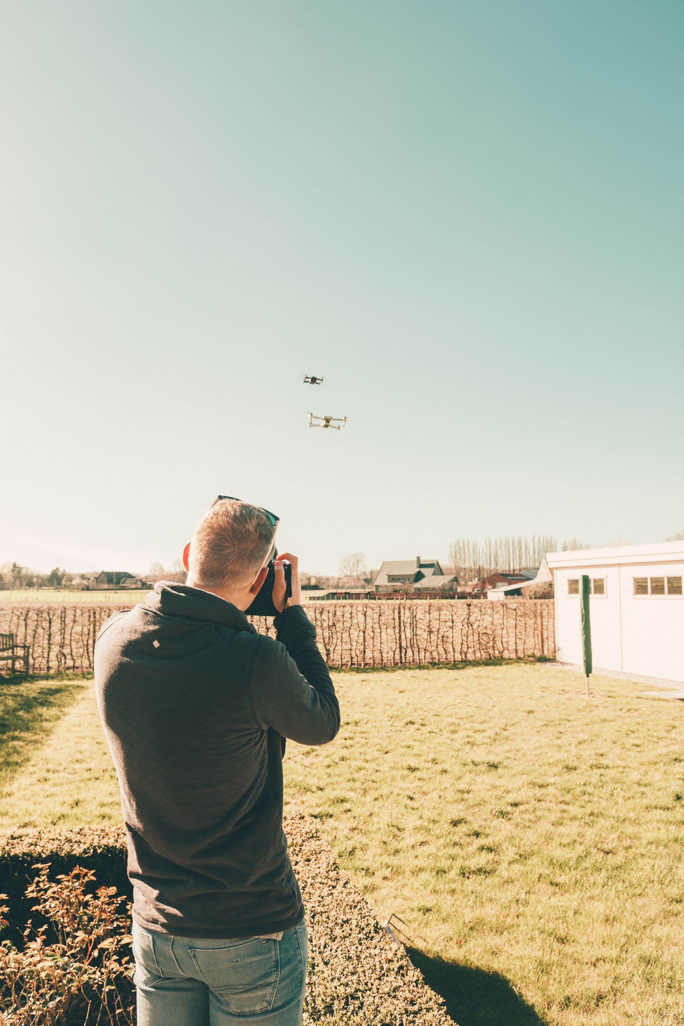 Operador de drone preparando una misión de campo