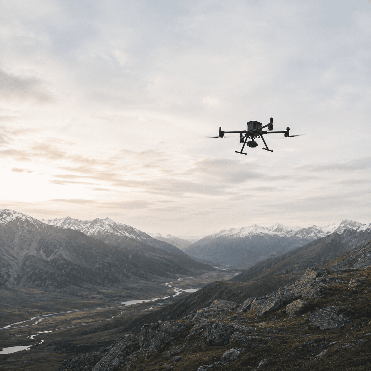 Dron de levantamiento sobrevolando un valle andino